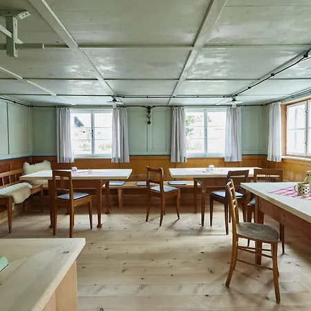 Floras Haus Pansiyon Schattwald