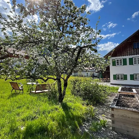 Floras Haus Pansiyon Schattwald