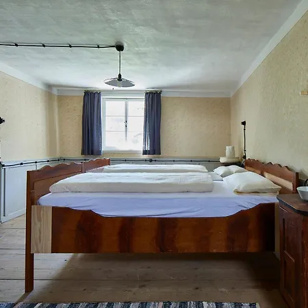 Floras Haus Homestay *